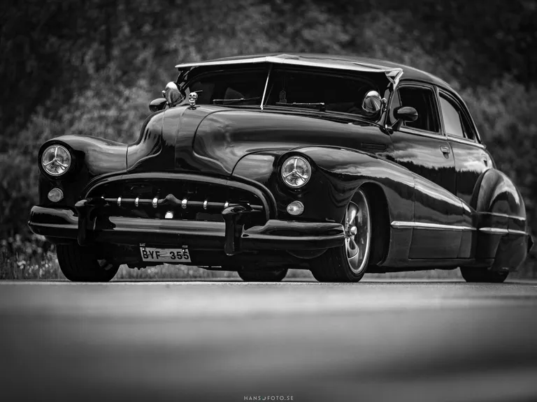 Svartvit bild på en modifierad Buick Custom 1946 under Small Lake’s Run i Alfta.