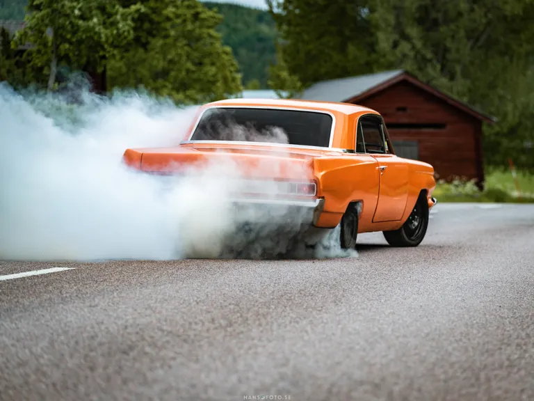 En Buick Skylark 1963 gör en burnout på asfalten under bilträffen Small Lake’s Run.