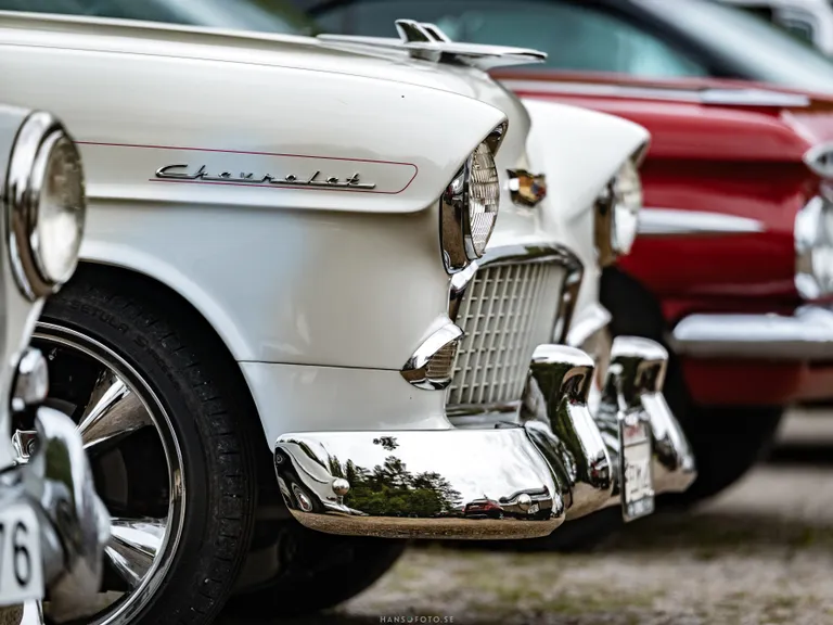 Detaljbild på fronten av en Chevrolet 1955 på Small Lake’s Run i Edsbyn.