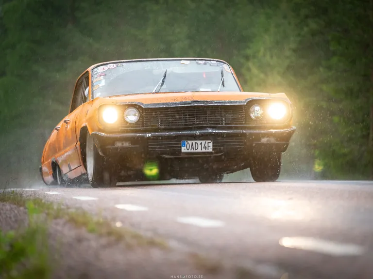 Chevrolet Biscayne 1964 under ett regning Small Lake’s Run.