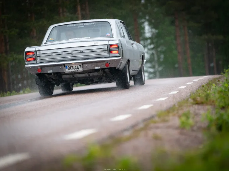 Dodge Dart GT Hard Top under Small Lake’s Run i Alfta.