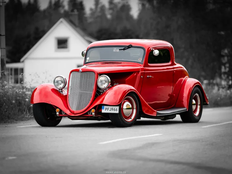 Ford Coupe 1935 – den klarröda färgen gör att denna hotrod verkligen står ut under Small Lake’s Run.