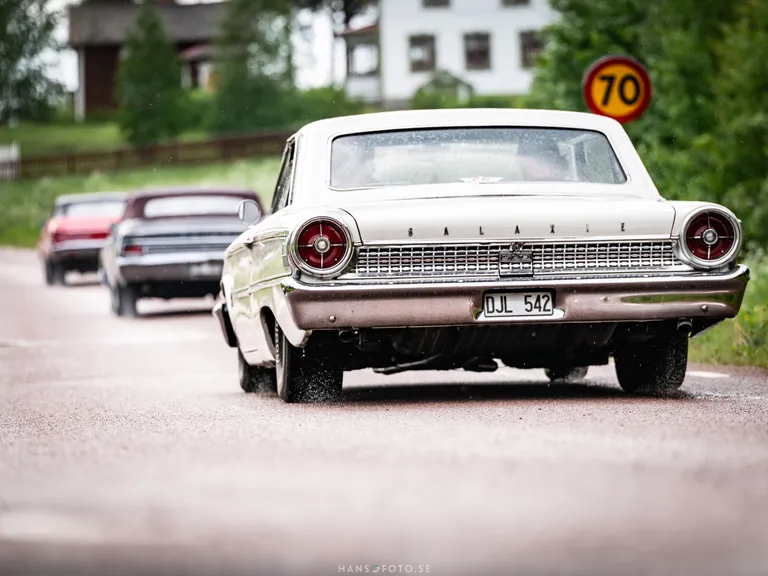 Ford Galaxie 1963 som lämnar Viksjöfors under Small Lake’s Run tillsammans med andra veteranbilar.