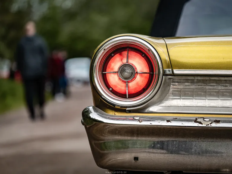 Detaljbild på bakljuset av en Ford Galaxie på Small Lake’s Run i Edsbyn.