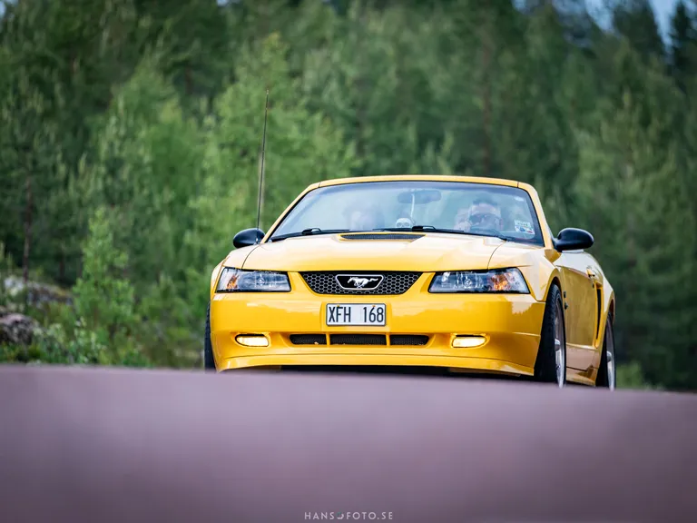Ford Mustang GT 1999 som deltar i Small Lake’s Run i Ovanåkers kommun.