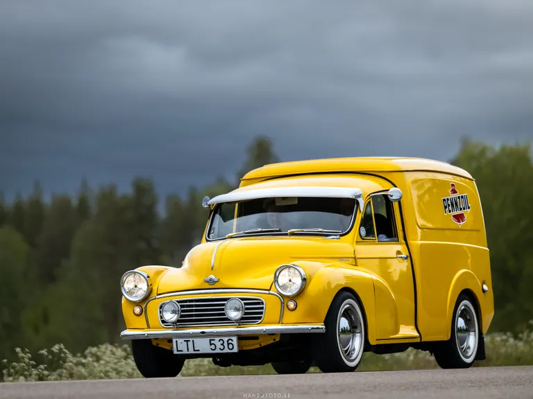 Morris Minor med Pennzoil logo under cruising på Small Lake’s Run i Viksjöfors.