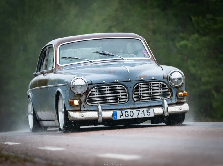 Sänkt Volvo Amazon 1961 med anpassade fälgar och camber under Small Lake’s Run.