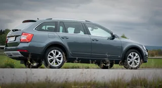 Skoda Octavia Scout fotograferad för annonsbruk