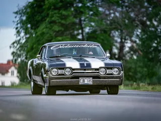 Klassisk 1967 Oldsmobile Cutlass under Small Lake Run-cruising i Edsbyn, Hälsingland